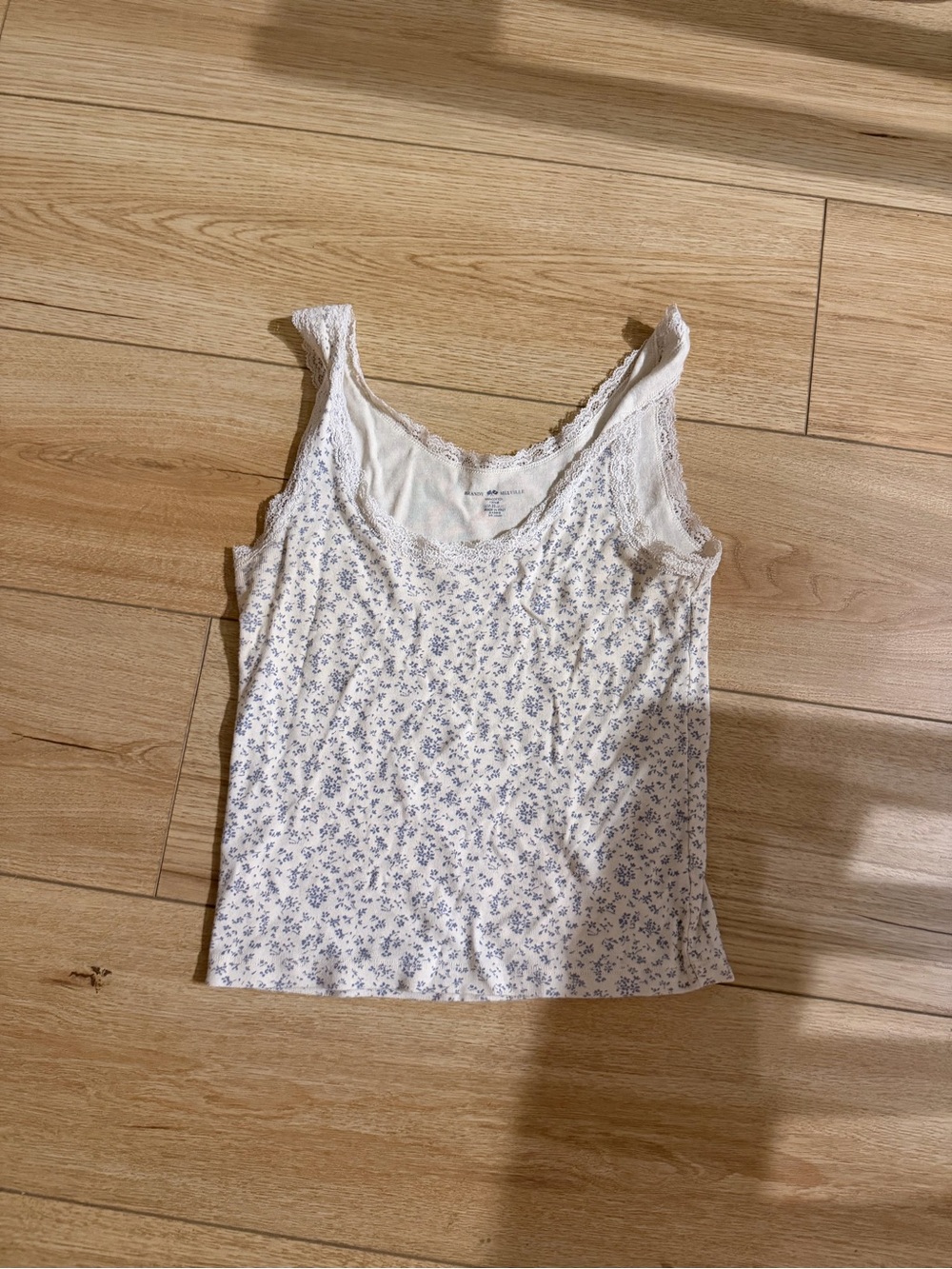 brandy melville lace-Trim Floral Tank Top - White with Blue Floral